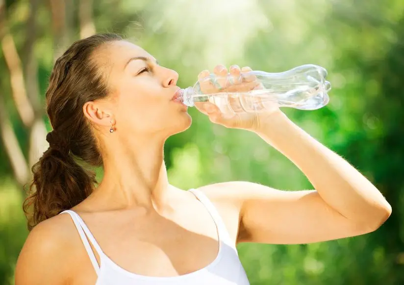 beber agua para disolver cálculos renales