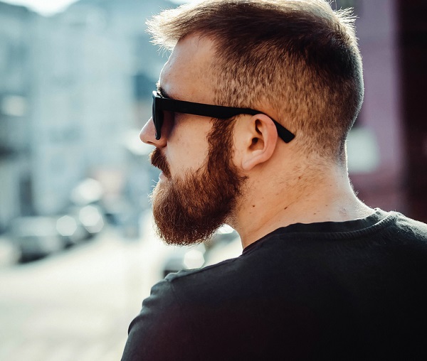 moda hipster con look de peinado y barba