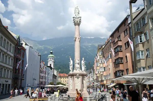 Innsbruck en la capital de los Alpes. Está situada en el Valle del Inn, parte de la ruta alpina e austria