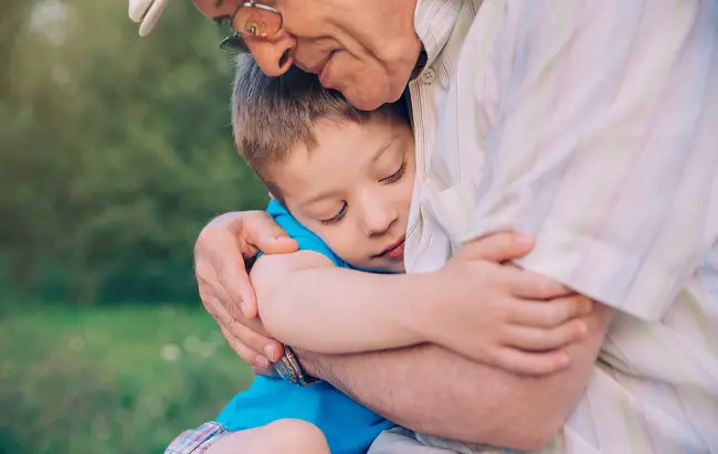 Abuelo dando un abrazo a su nieto
