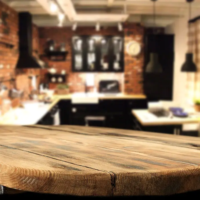 Una mesa de madera en la cocina dándole más estilo rústico al lugar