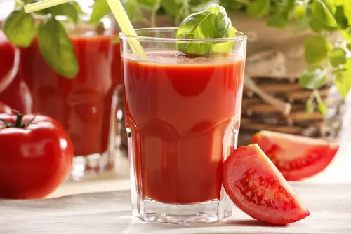 jugo de tomate con albhaca para desintoxicar el cuerpo