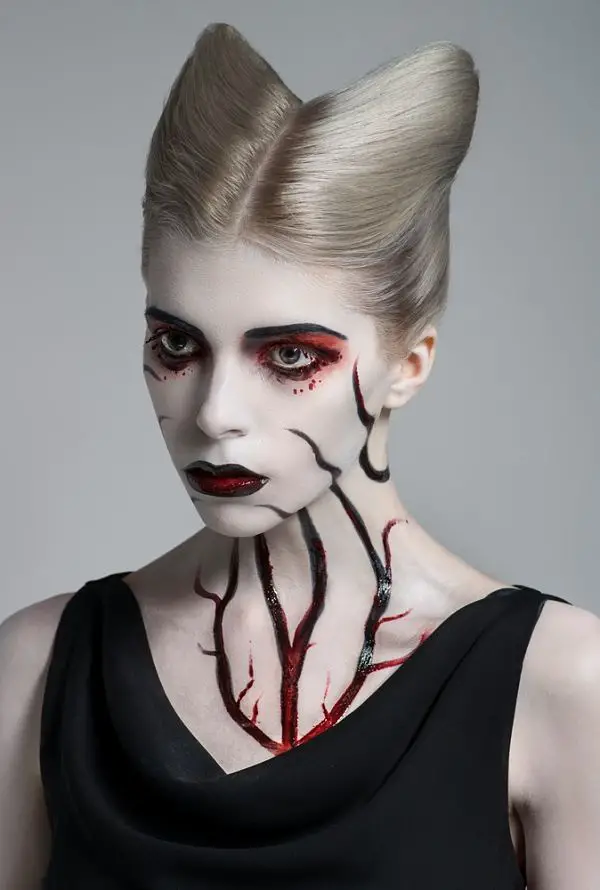 Una mujer joven con maquillaje para halloween con venas pintadas