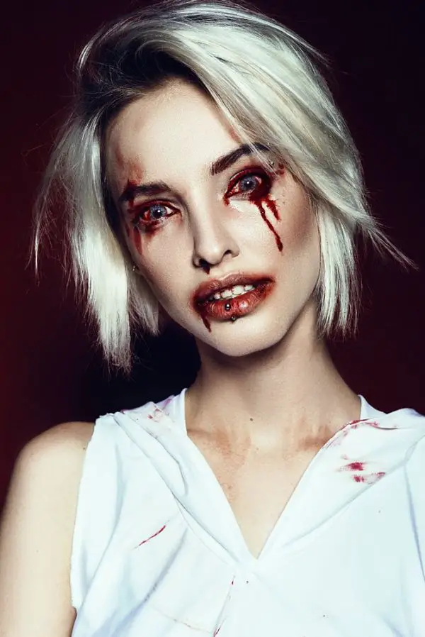 maquillaje para halloween con rostro con sangre personificando a una poseída
