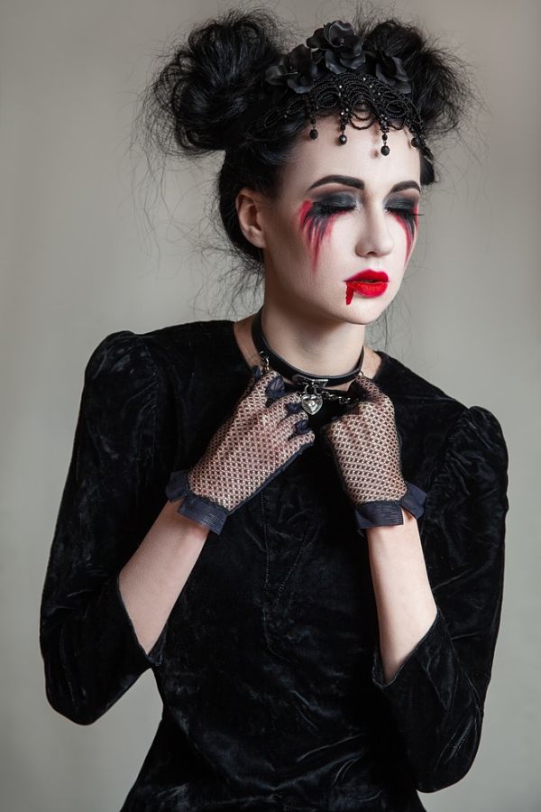 mujer con maquillaje para halloween pintada de viuda muerta