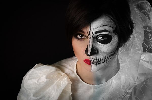 mujer con maquillaje para halloween en forma de calavera estilo catrina