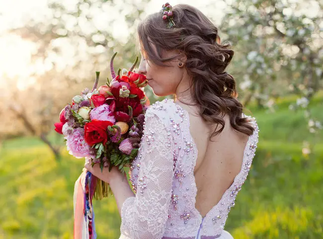 peinados con coronilla para novias o invitadas, un estilo más natural