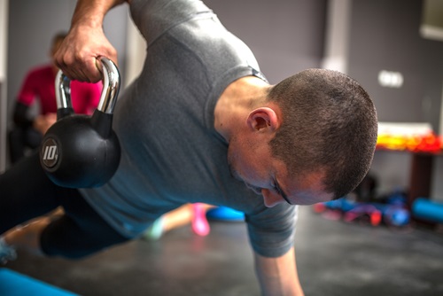 un ejercicio que aumenta la fuerza y resistencia del cuerpo