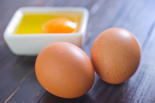 Plato con huevos crudos y sin cocinar pueden intoxicarte
