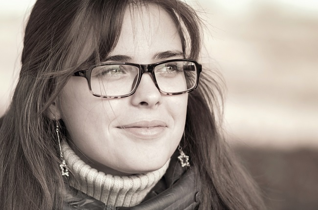 Fotografía en blanco y negro de una mujer que lleva unas gafas cuadradas