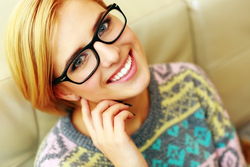 Una chica rubia que usa unas monturas de gafas estilo retro