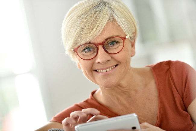Señora mayor usando unas monturas de gafas más modernas