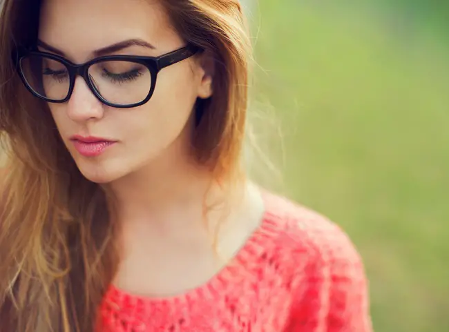 Mujer joven con monturas de gafas grandes y redondas