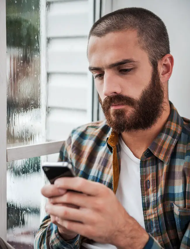 Hombre con el pelo cortado al ras y con barba