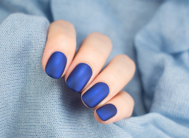 Pinta de uñas mate azul