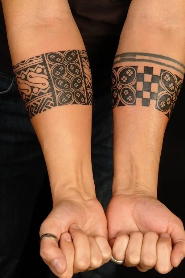 2 brazaletes tatuados uno en cada brazo