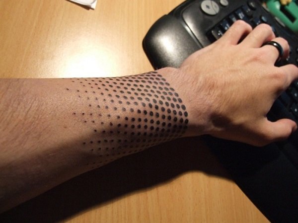 Hombre con la mano tatuada con una pulsera de puntos
