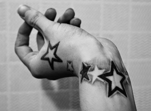 Hombre con estrellas tatuadas en la mano