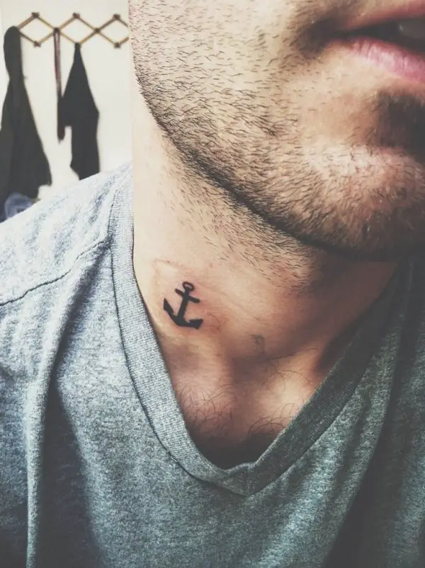 Hombre con un ancla pequeña tatuada en el cuello