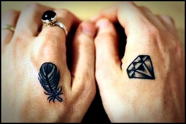 Ambas manos tatuadas con un diamante y un insecto