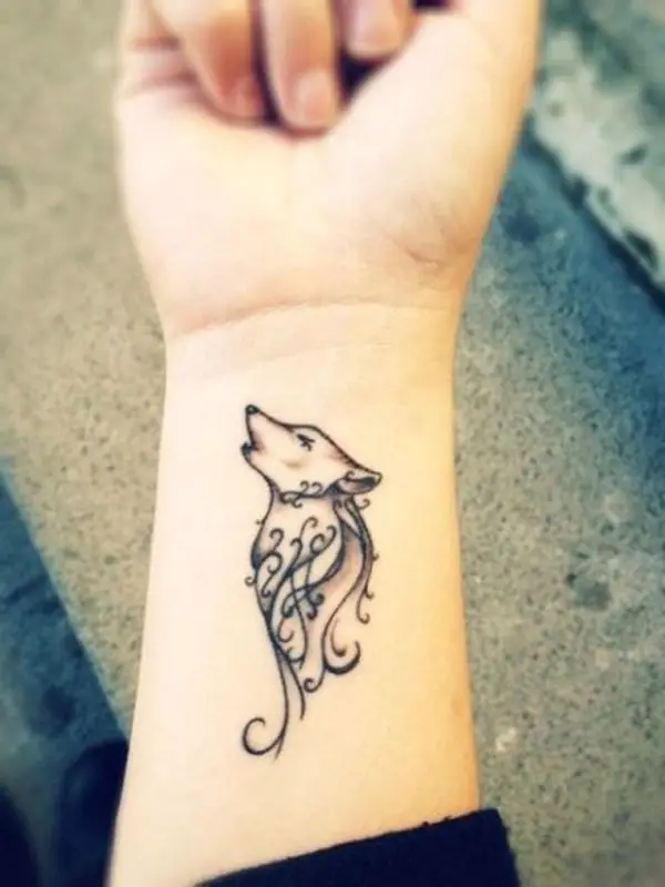 Un zorro pqueño tatuado en el brazo