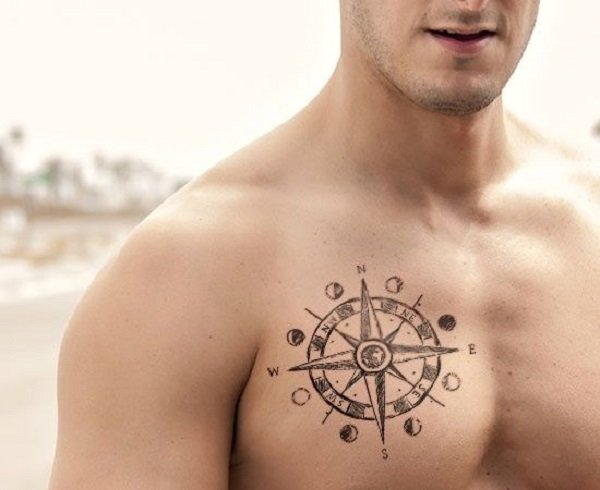Un hombre con el tatuaje de los puntos cardinales en su pecho
