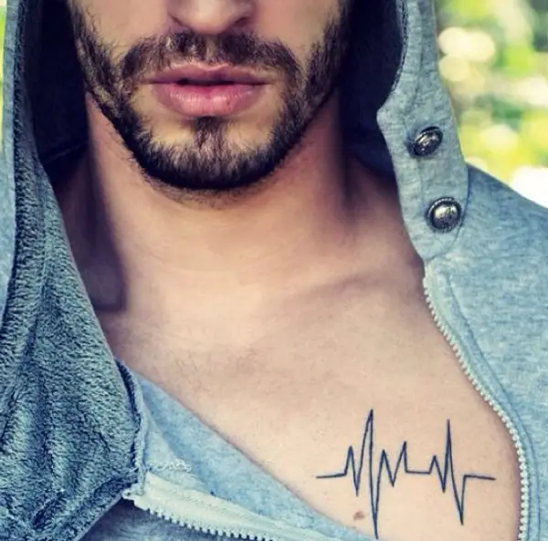 tatuajes para hombres con las señales del latido del corazón tatuado en el pecho