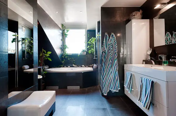 Un baño moderno con objetos con estilo que brindan confort además de vida a esta habitación de la casa