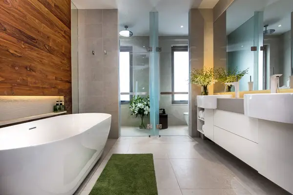 Un baño modernos y tropical con buena decoración e iluminación