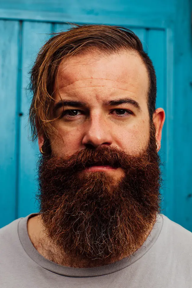 Un hombre con abundante barba muy larga