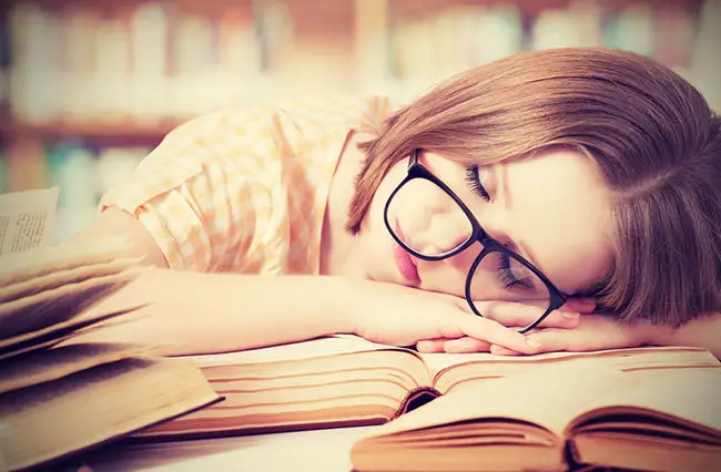 Mujer se queda dormida sobre un libro
