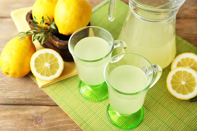 Preparación de limonada para quitar el mal aliento