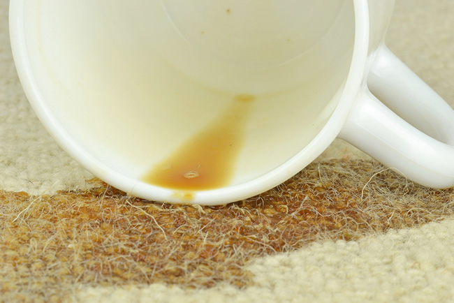 Mancha en las alfombra por caiída de café