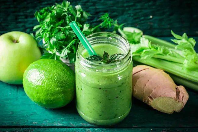Un delicioso jugo verde preparado con verduras y frutas