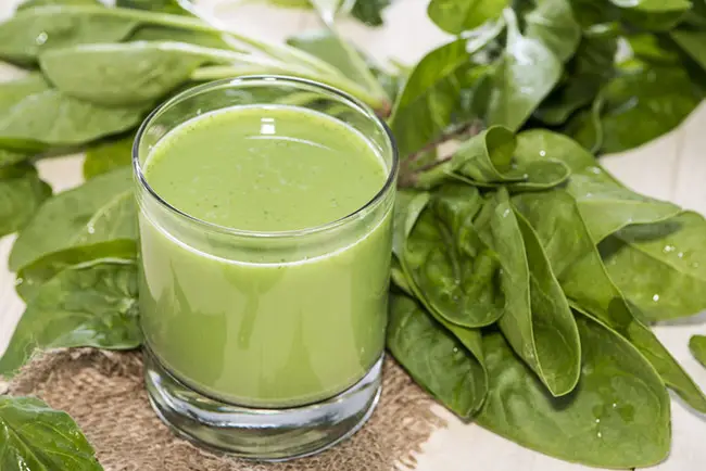 Un jugo verde con acelga y otros alimentos verdes