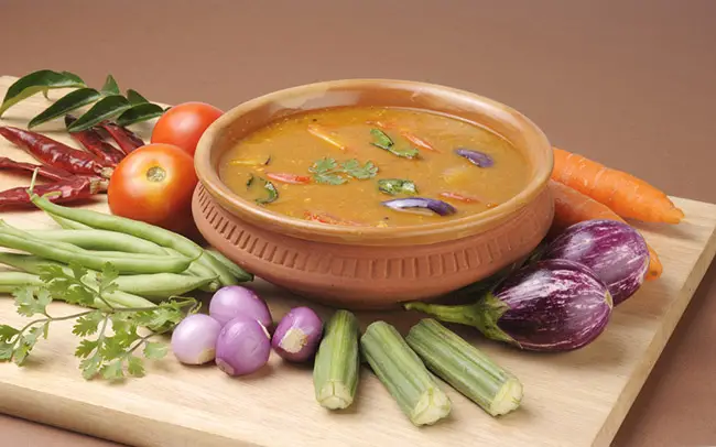 Un plato de sopa con ingredientes saludables y pimienta de cayena