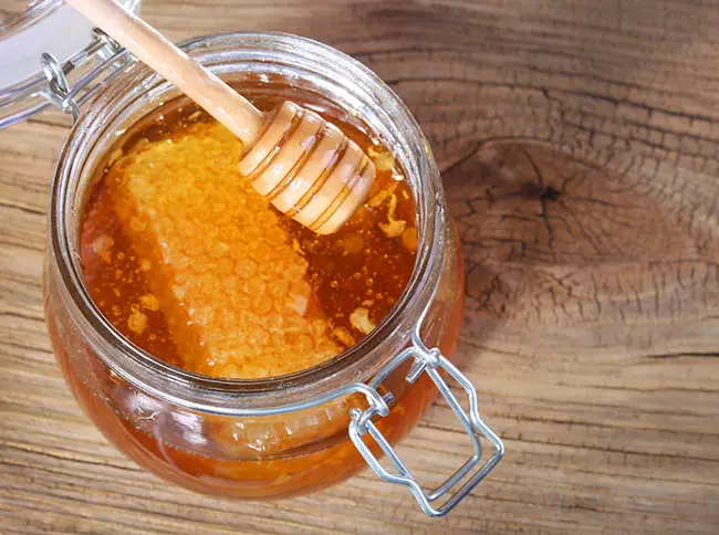 Miel y azúcar para eliminar marcas del acné 