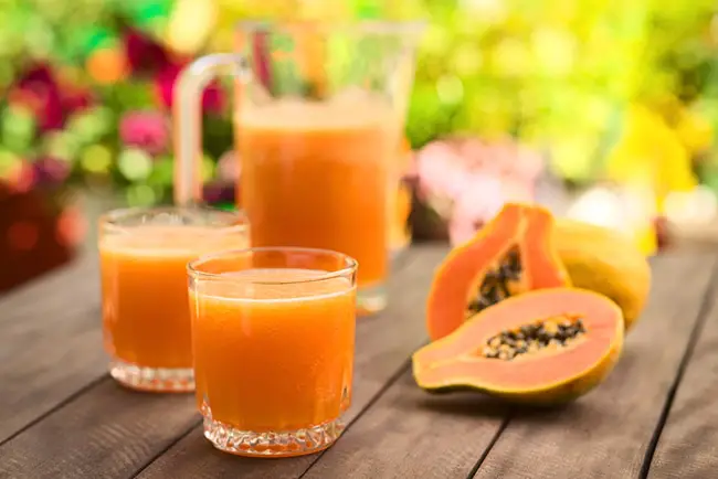 3 vasos de jugo de papaya sobre una mesa