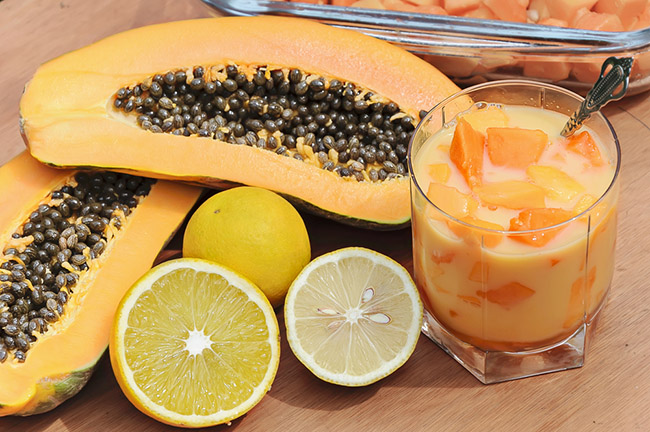Ingredientes junto a la papaya para preparar un jugo que ayude a bajar de peso