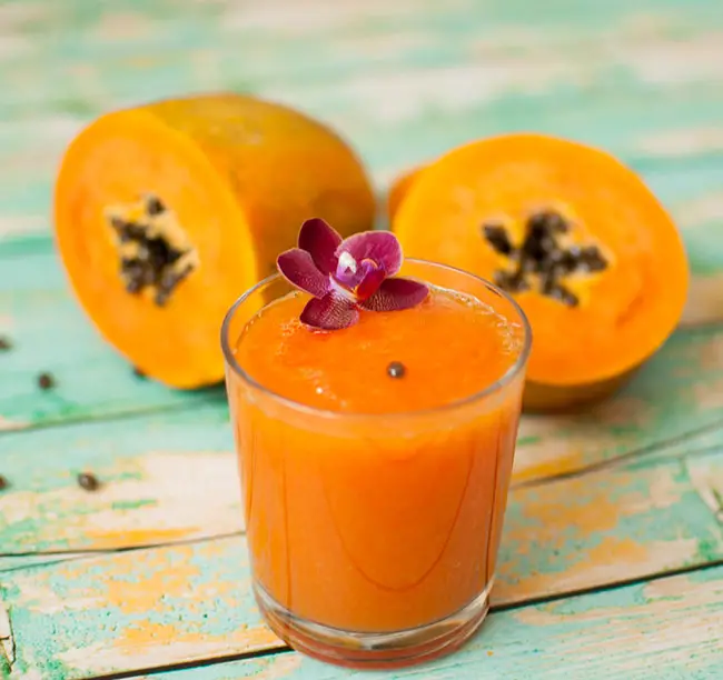 Un jugo de papaya preparado para tratar las uñas debilitadas