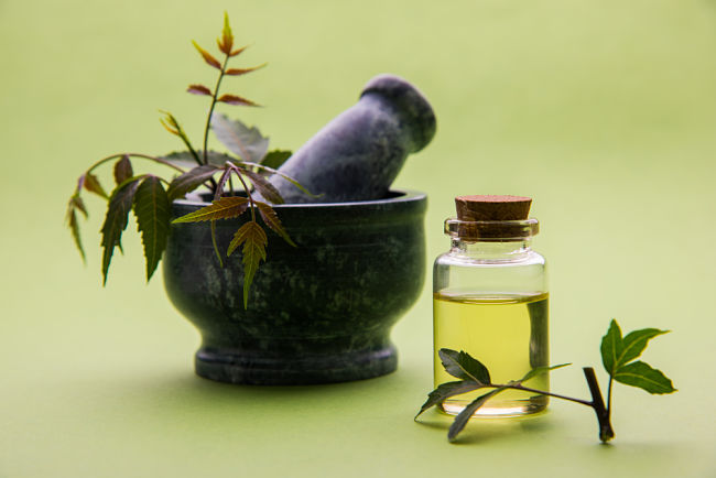 El aceite de Neem es un poderoso aceite para combatir arrugas 