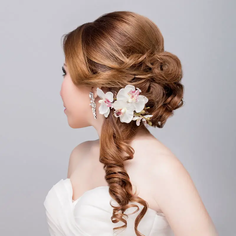 Peinados con bucles y flores son tendencias en los peinados de novia para el 2017