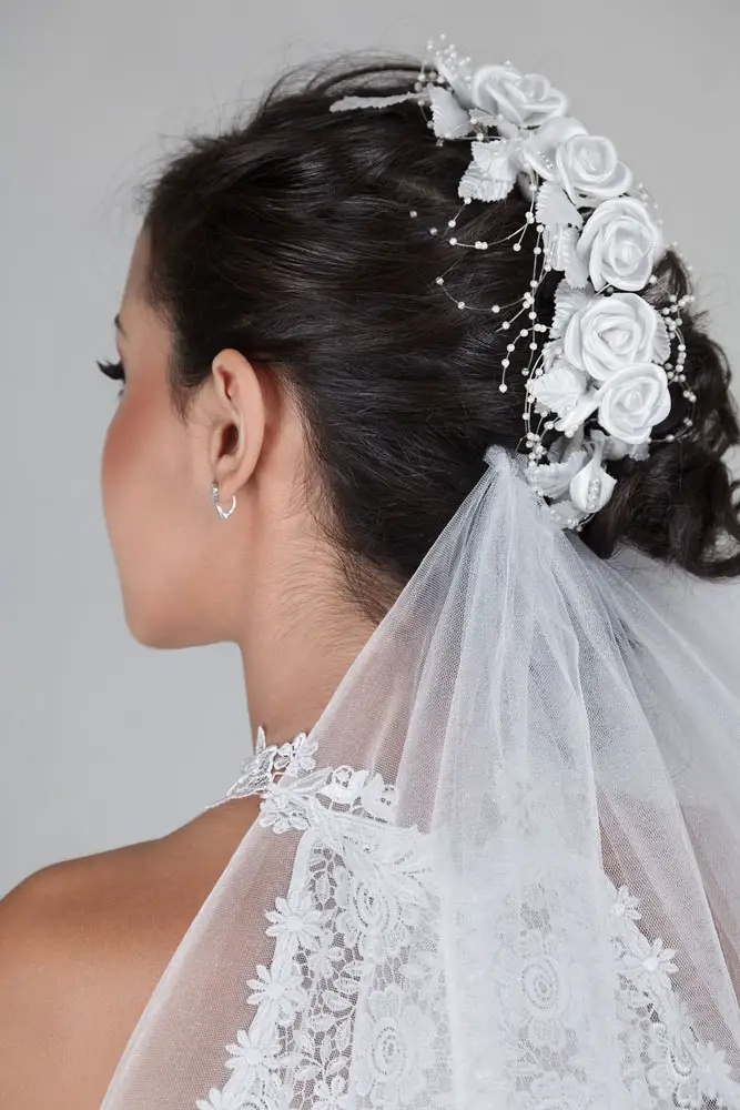 Mujer luciendo crestas de trenzas, uno de los peinados de novia más usados en el 2017