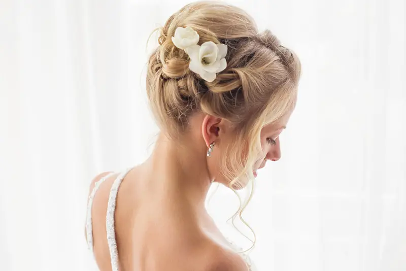 Una joven mujer luciendo un peinado de novia para su boda