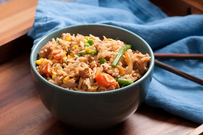 Delicioso platillo de arroz con carne de soja que puedes anexar a tu dieta
