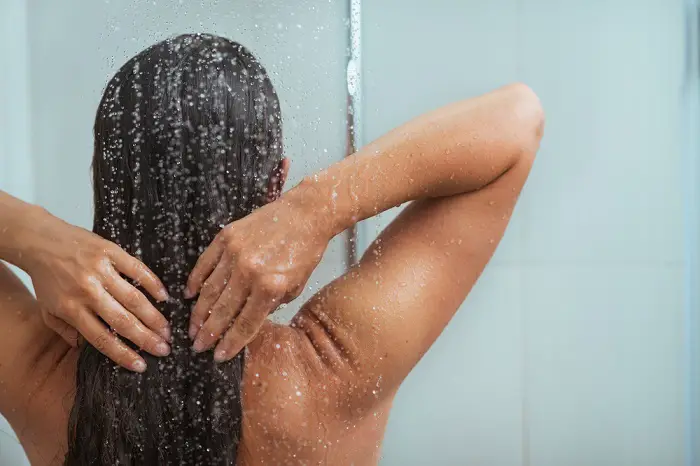 bañarse todos los días mujer tomando la ducha