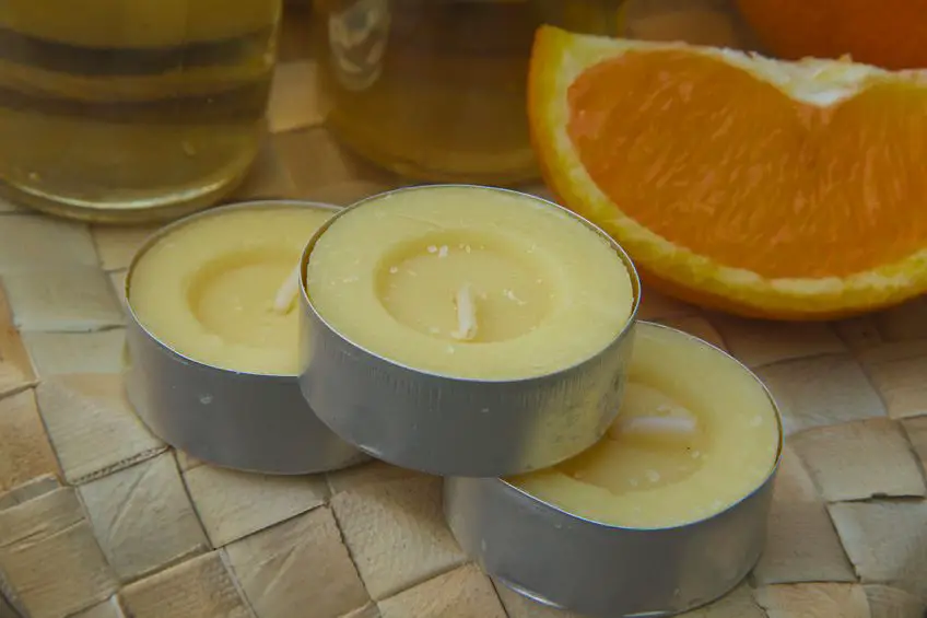 velas hechas con naranja para aromatizar el hogar