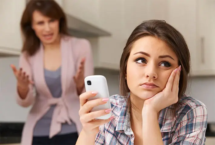 Una adolescente enojada con sus padres y que no los quiere escuchar