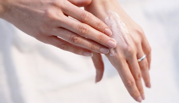 Mujer aplicando un tratamiento casero para prevenir las arrugas en las manos