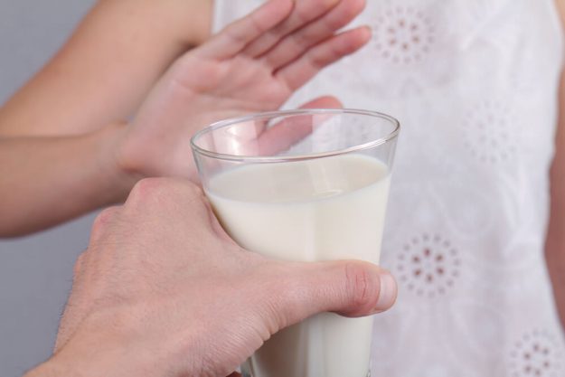 Mujer no quiere un vaso de leche por ser intolerante a la lactosa